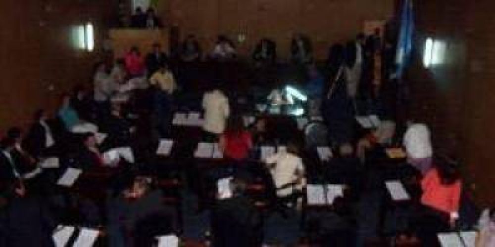 En el "templo de las tinieblas" los diputados provinciales se quedaron "sin luces", sin facultades, sin iniciativas y sin dignidad
