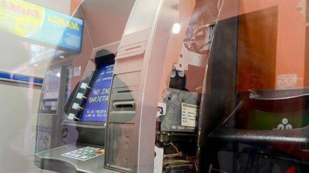 Ins�lito: depositaron billetes y dejaron el cajero abierto