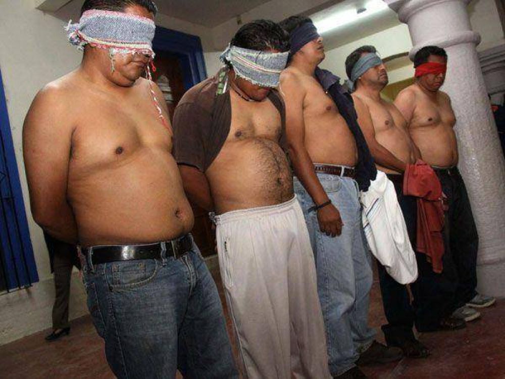 Maestros expuestos semidesnudos en M�xico