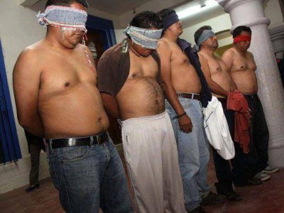 Maestros expuestos semidesnudos en M�xico