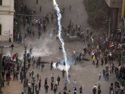 Egipto: Mursi desaloj� la plaza Tahrir con gases lacrim�genos