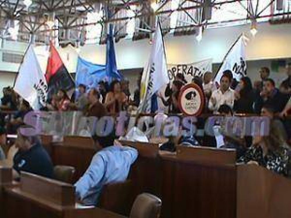 La militancia kirchnerista cop� la sesi�n del HCD de Tres de Febrero