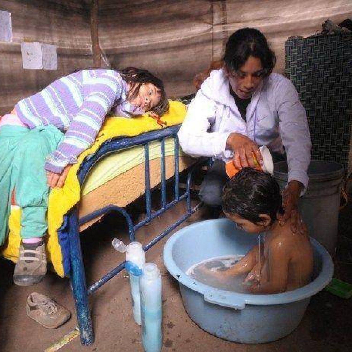 Bañarse sin baño, entre tachos y palanganas