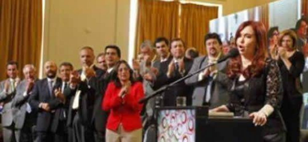 Entregan nueva unidad de �cine m�vil� para Catamarca 