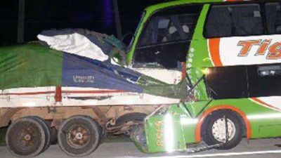 Ruta 14: muri� el chofer de un colectivo tras chocar con un cami�n
