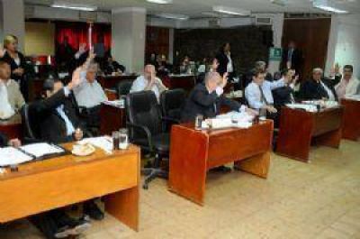 Senadores del FCS se suman a la embestida contra Gordillo