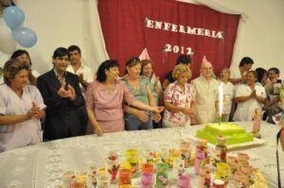Homenaje a los enfermeros en el Pedi�trico