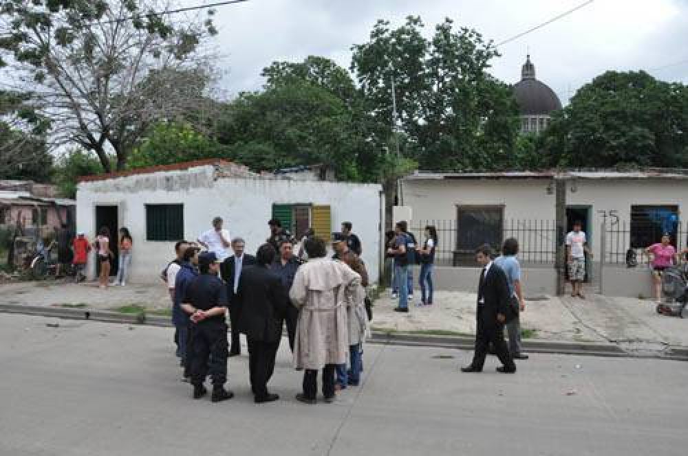 Contin�a investigaci�n por el robo de las coronas en el Santuario de la Virgen: allanamientos en Villa Tranquila
