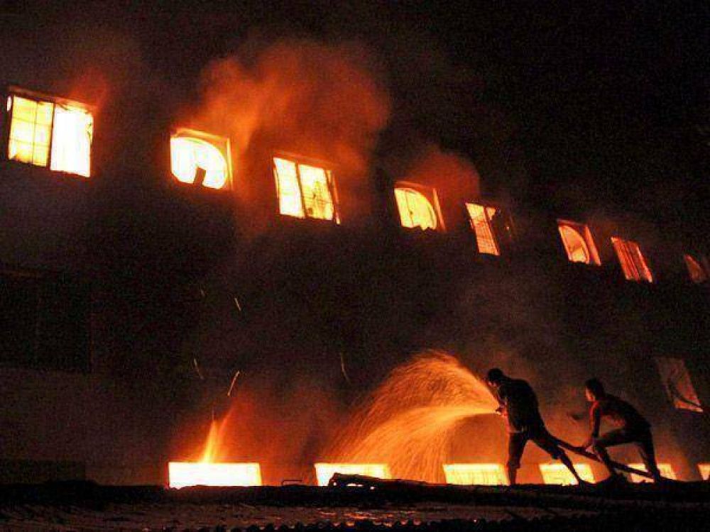 104 muertos en un incendio en Bangladesh