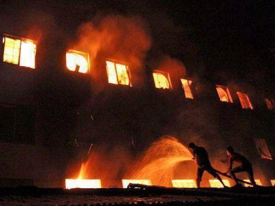 104 muertos en un incendio en Bangladesh