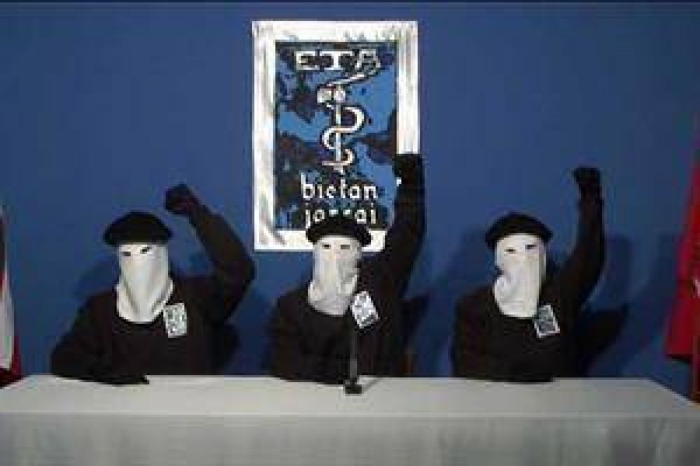 ETA, dispuesta a negociar su disoluci�n