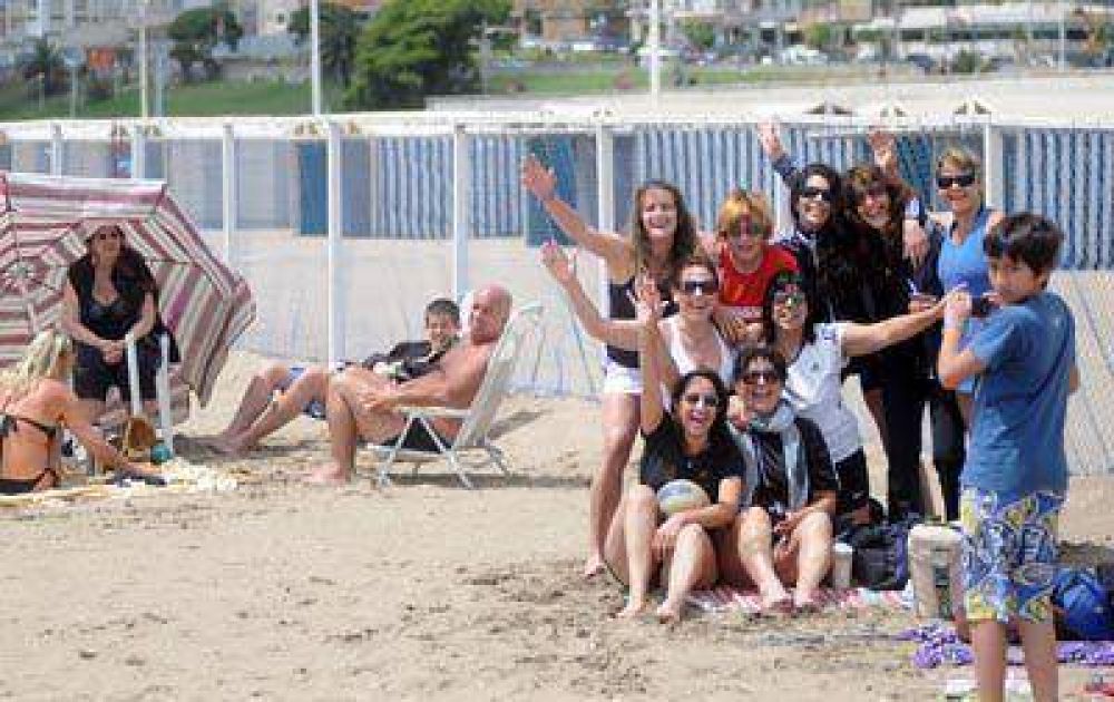 Pese al viento sur, los turistas disfrutaron de un d�a de playa