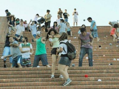 Una catarata de pelotas de trapo por las escalinatas del parque Espa�a