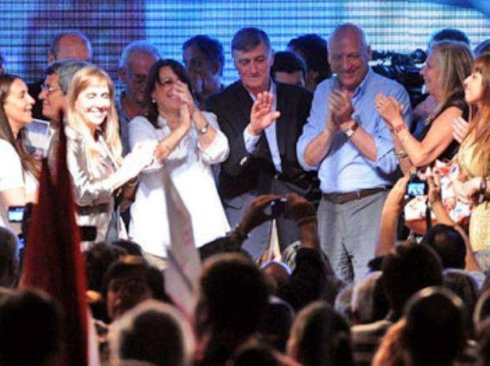 Binner relanz� su candidatura con militantes y cr�ticas al gobierno