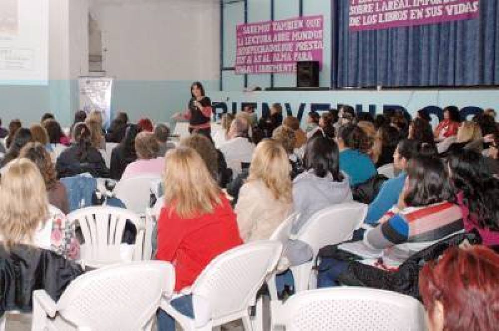 Mas de 500 docentes participaron en Conferencia sobre Alfabetizaci�n Inicial