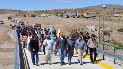 El gobernador presidi� la inauguraci�n del puente de acceso a la escuela de Costa del Lep�
