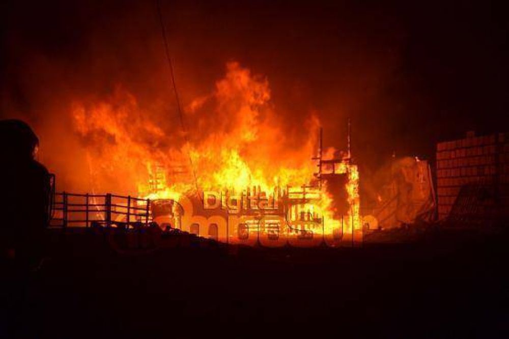 Familia pierde todo en un incendio de su precaria vivienda