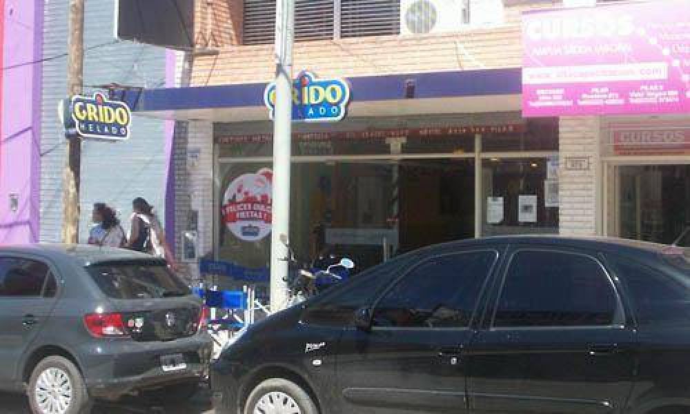 Por los robos, una helader�a no le vende a clientes con gorra