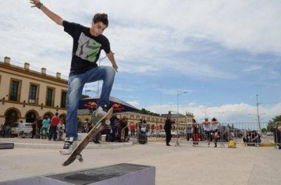 El skate y la cultura urbana se apoderaron de la plaza Belgrano
