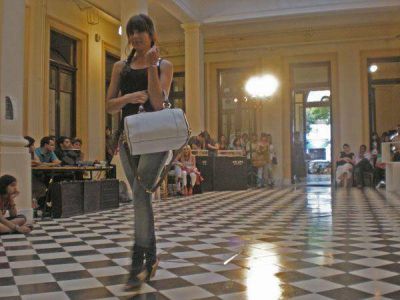 Muestra y desfile de dise�adores pampeanos en el ex Palacio de Justicia 