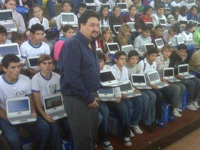 Closs entregar� m�s de mil netbooks