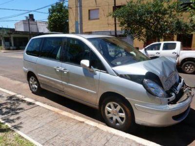 Rob� un lujoso veh�culo y choc� contra un colectivo 