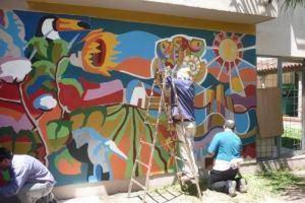 Artistas chaque�os pintan un mural en el Hospital 4 de Junio 