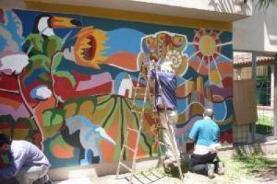 Artistas chaque�os pintan un mural en el Hospital 4 de Junio 