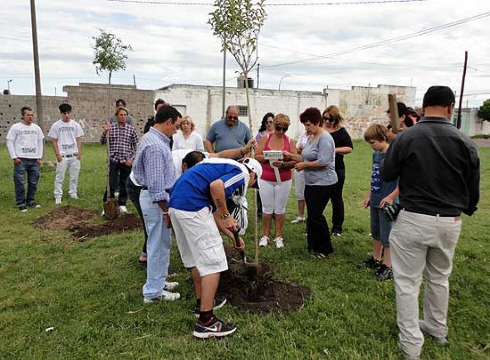 Se plantaron �rboles en conmemoraci�n de cinco j�venes fallecidos en la Ciudad