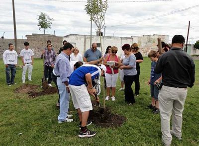Se plantaron �rboles en conmemoraci�n de cinco j�venes fallecidos en la Ciudad