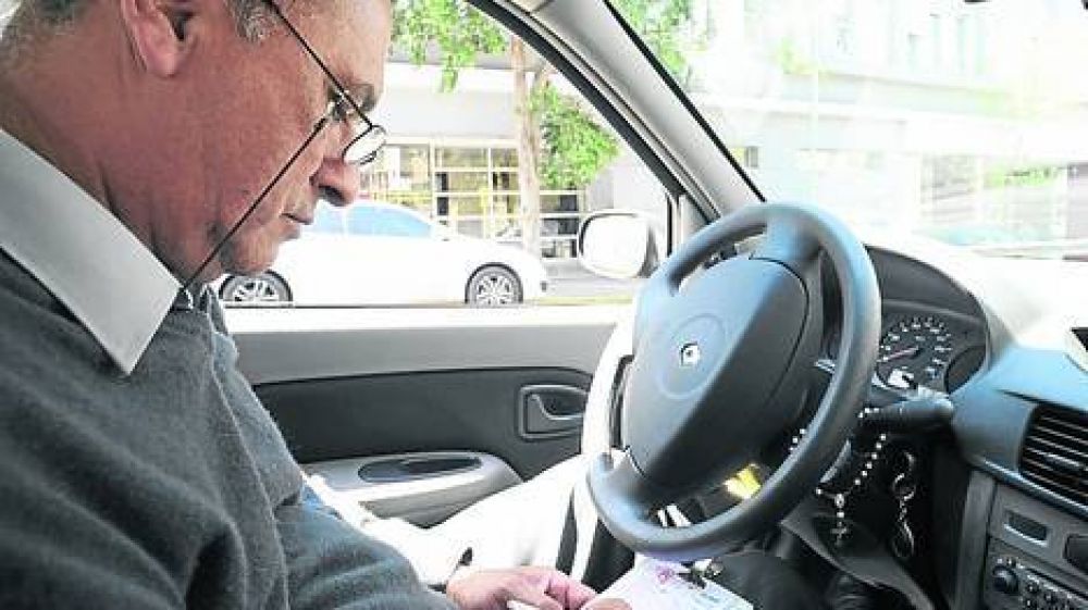 Los remiseros tambi�n podr�n pagar las multas con viajes