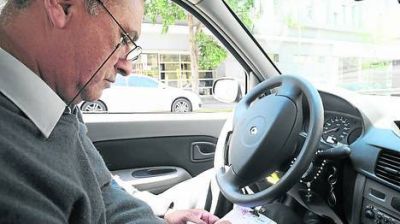 Los remiseros tambi�n podr�n pagar las multas con viajes