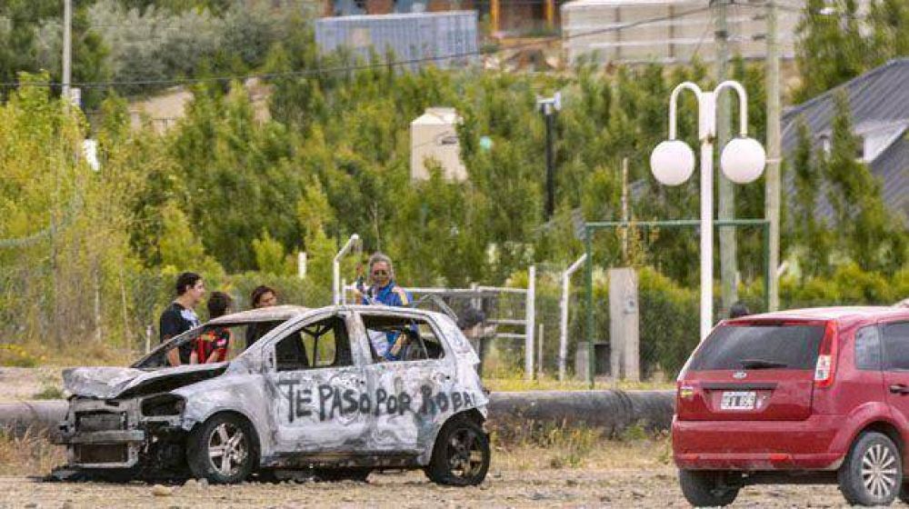 Vecinos justicieros detienen a hijo de polic�a por robo y queman un auto
