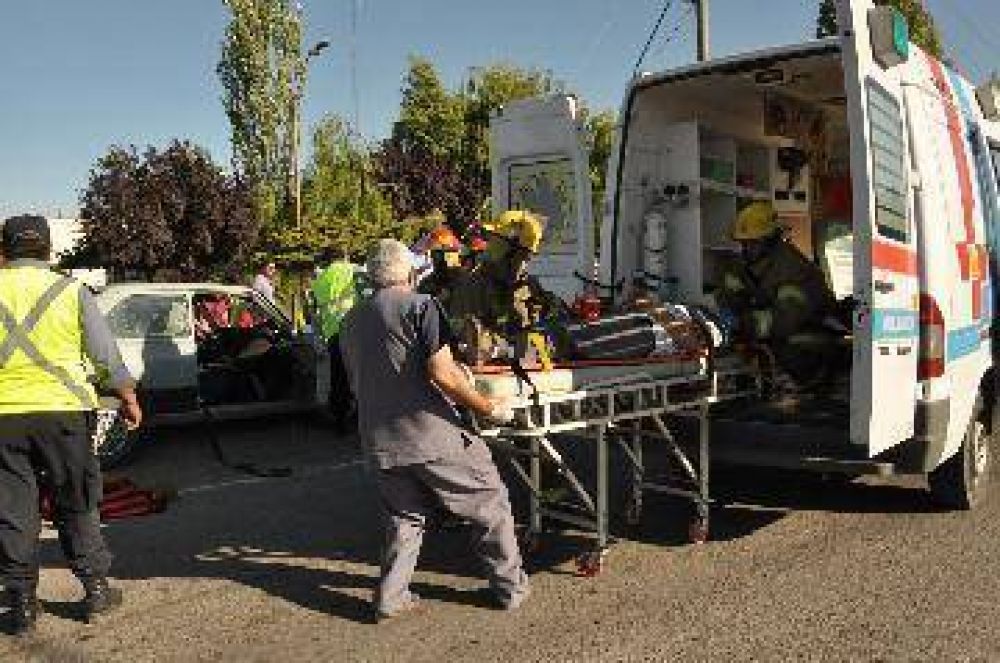 Violento choque a un auto con una familia completa en Roca