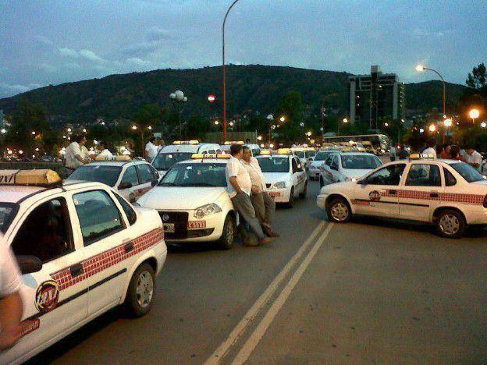 Taxistas cortaron un puente por los asaltos en Carlos Paz