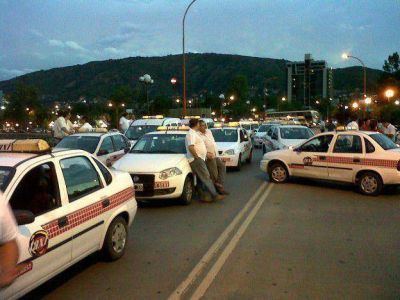 Taxistas cortaron un puente por los asaltos en Carlos Paz