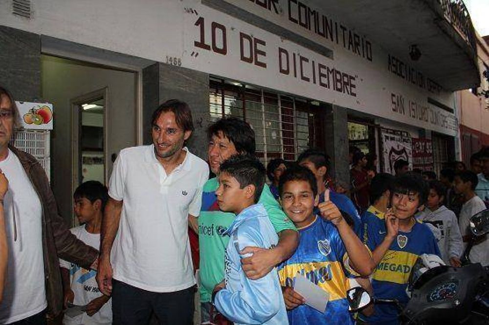 El "Flaco" Schiavi recorri� el barrio La Cava en Beccar con los chicos