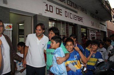 El "Flaco" Schiavi recorri� el barrio La Cava en Beccar con los chicos