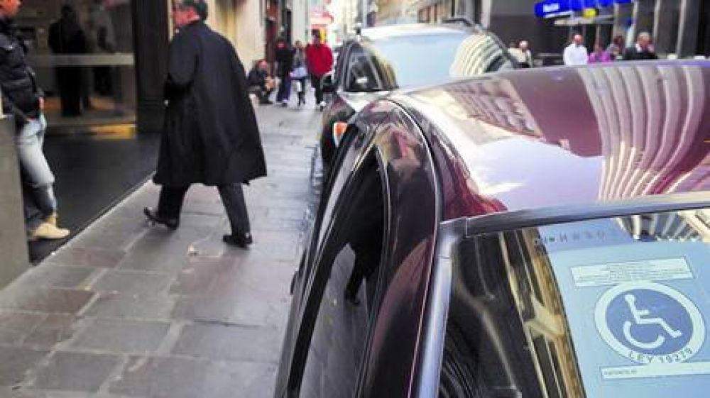 Microcentro: utilizan obleas truchas de discapacitados para estacionar en la zona