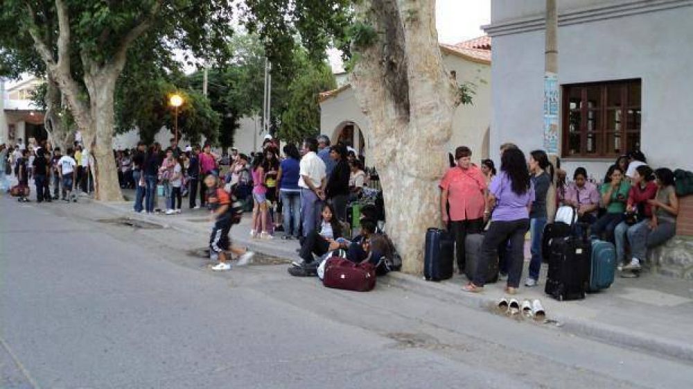 120 alumnos partieron a R�o Tercero en un viaje de turismo social de la Naci�n