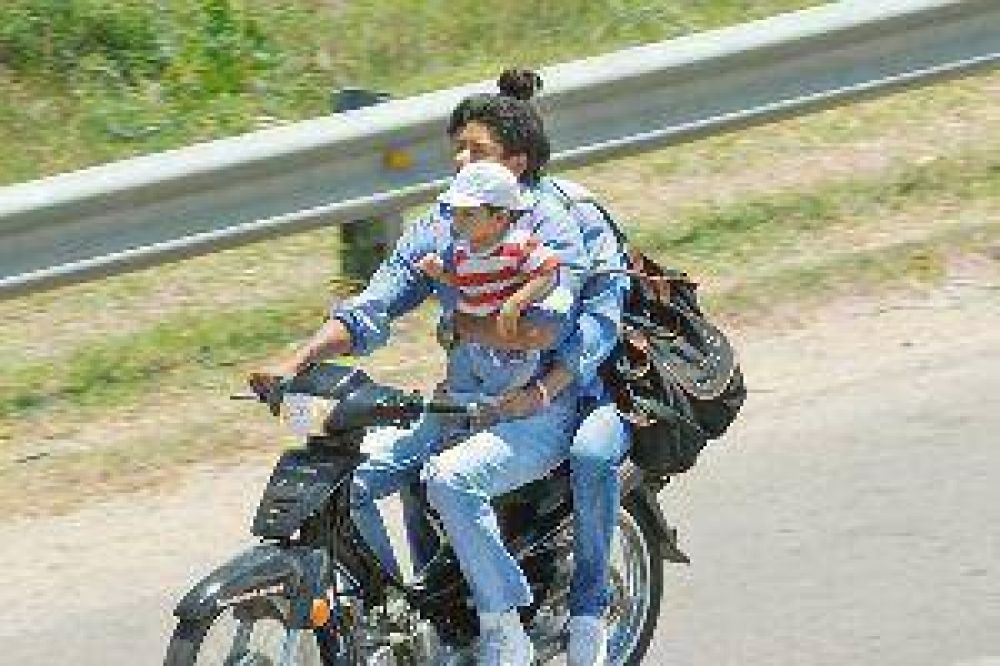 Auto choc� a familia que iba en moto, mat� a una beba y se dio a la fuga 