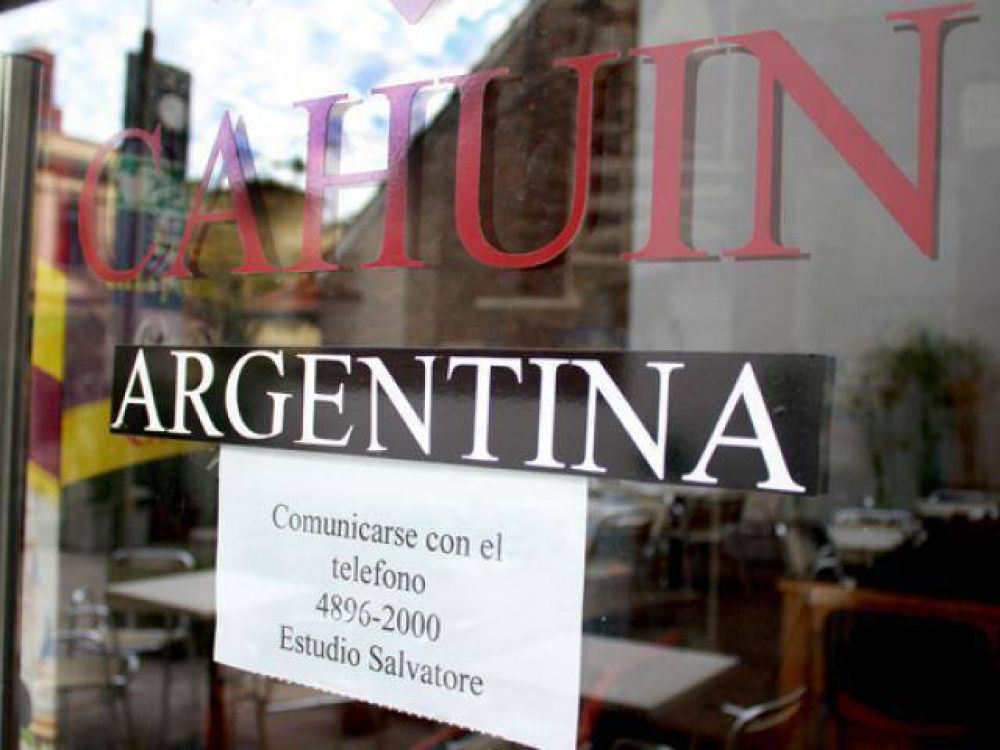 Empresarios siguen detenidos
