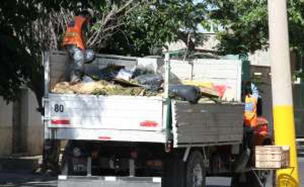 Denuncian al municipio por tirar la basura en bald�os