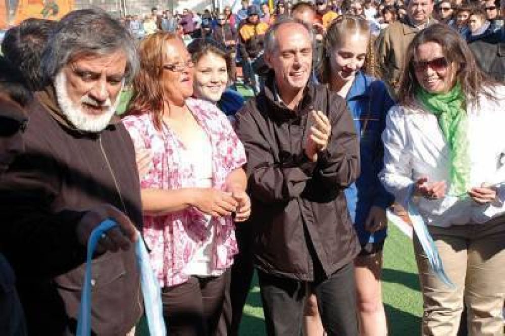 El Hockey inaugur� su cancha de c�sped sint�tico