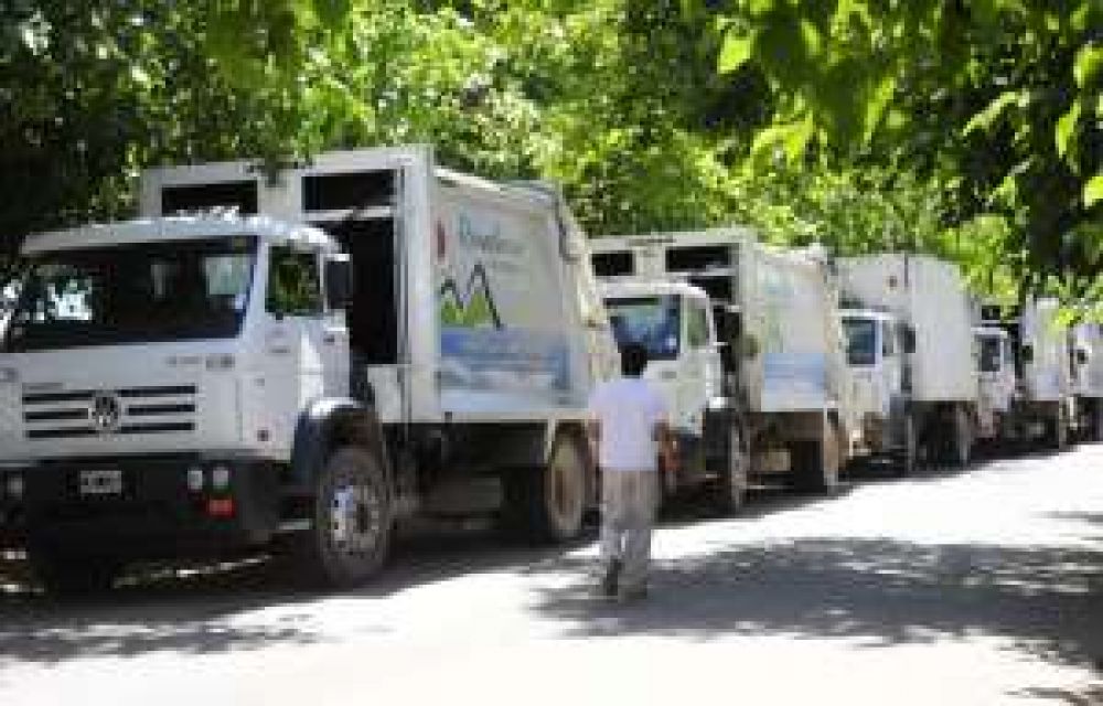 Olor, moscas y quejas por los camiones de la basura