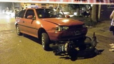 Fuerte colisi�n entre un auto y una moto en Rivadavia y Falc�n