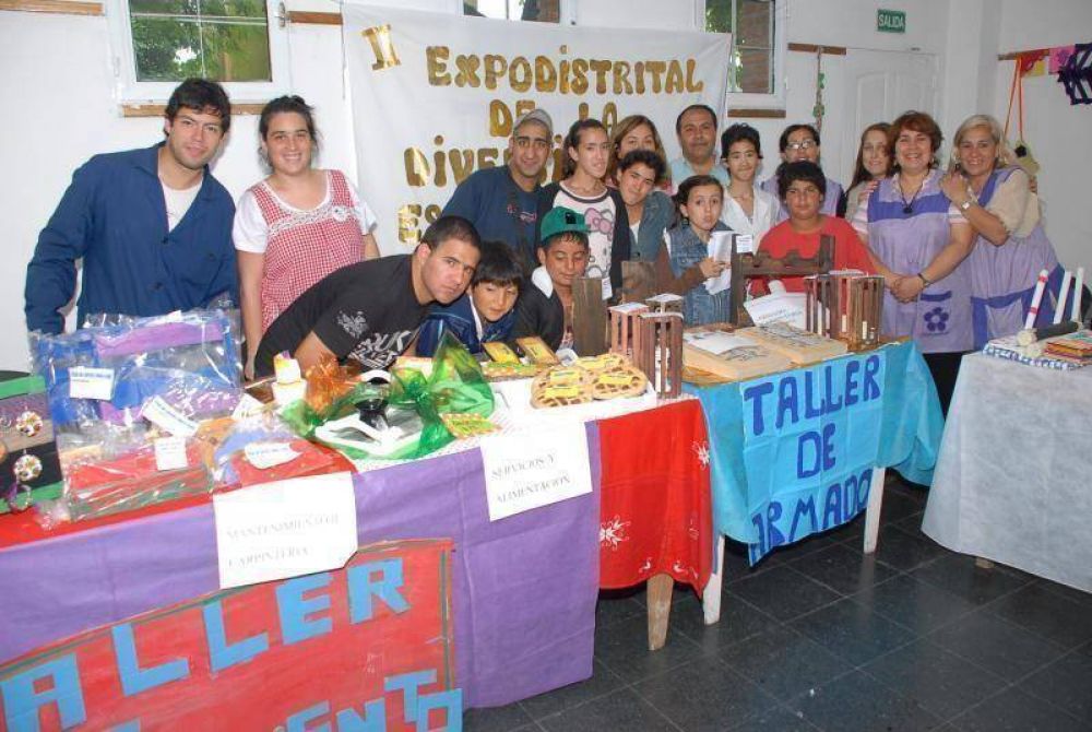 Alumnos de escuelas 501 y 502 expusieron en el hall de la Municipalidad