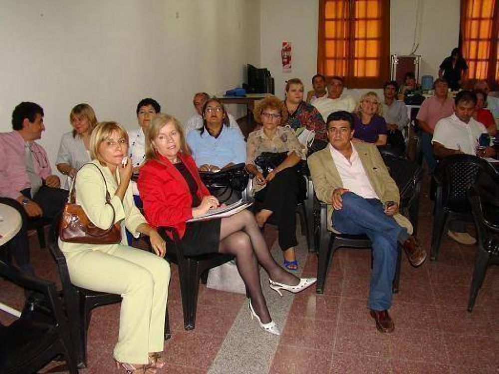 Comello y delegados zonales coordinan  aplicaci�n de evaluaci�n por resultados.