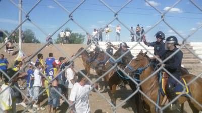 Represi�n contra hinchas de Policial: explicar lo inexplicable