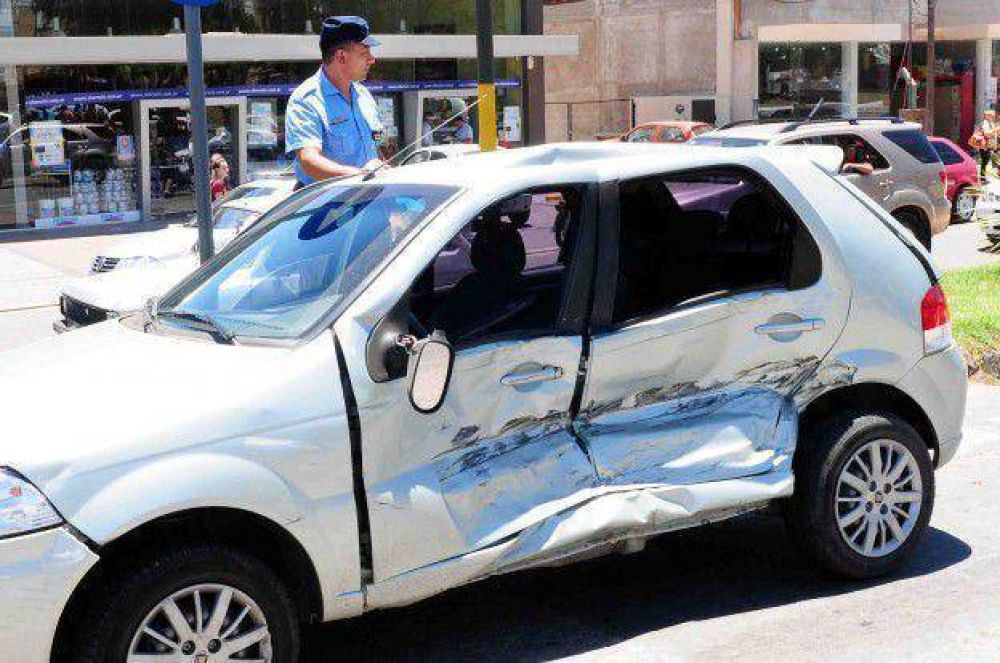 Tres personas heridas en un choque en la Av. San Mart�n 